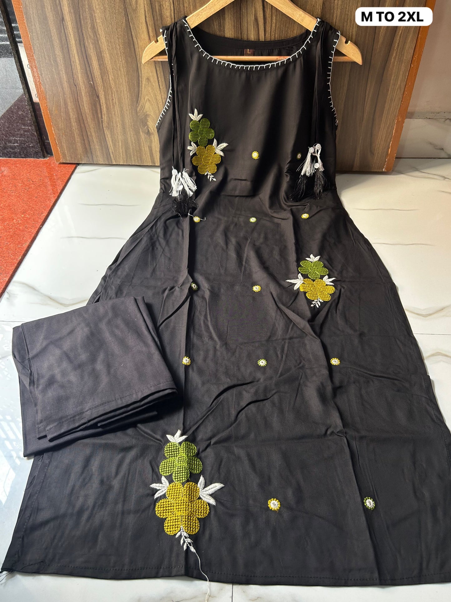 Elegant Sleeveless Embroidered Cotton Kurta Set