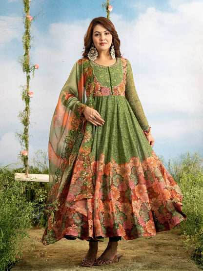 Graceful Gown Set With Handwork