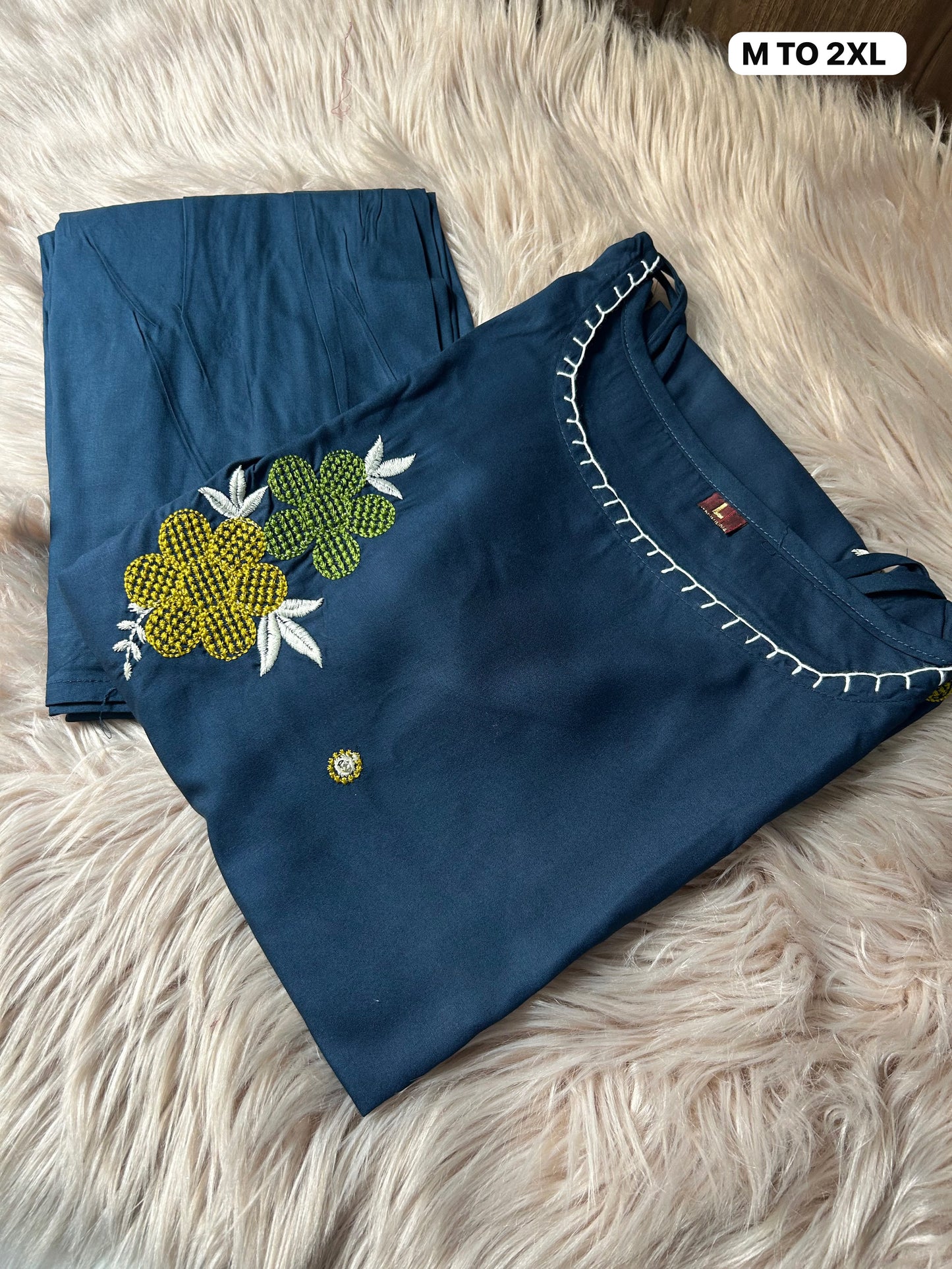 Elegant Sleeveless Embroidered Cotton Kurta Set