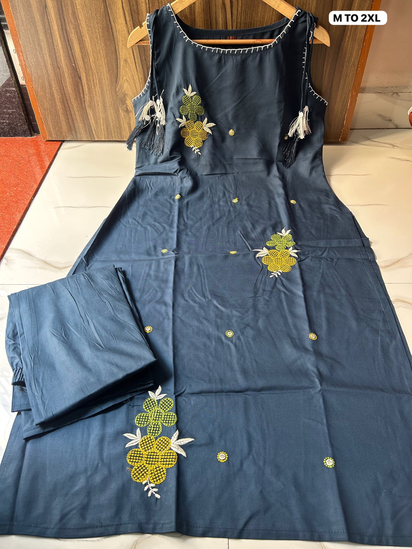 Elegant Sleeveless Embroidered Cotton Kurta Set