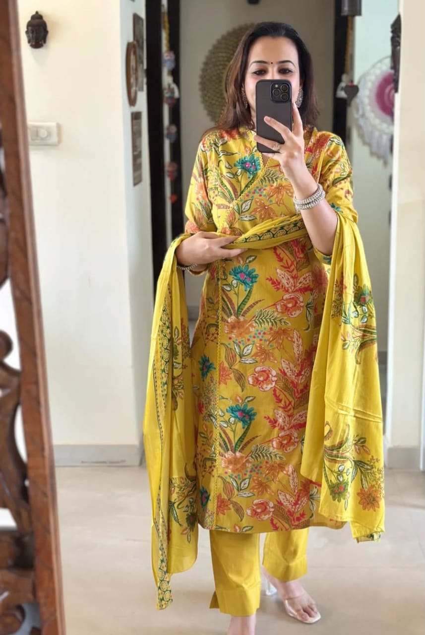 Elegant Cotton Kurta Set With Beautiful Handwork Detailing
