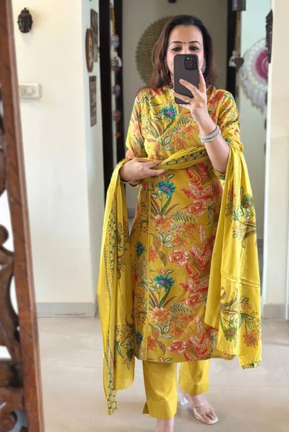 Elegant Cotton Kurta Set With Beautiful Handwork Detailing