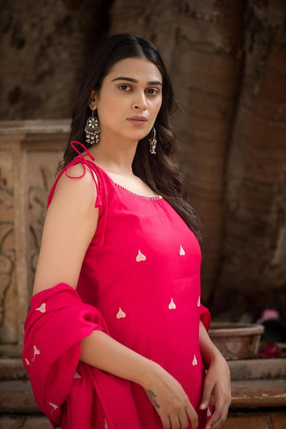 Stylish Embroidered Sleeveless Cotton Kurta Set