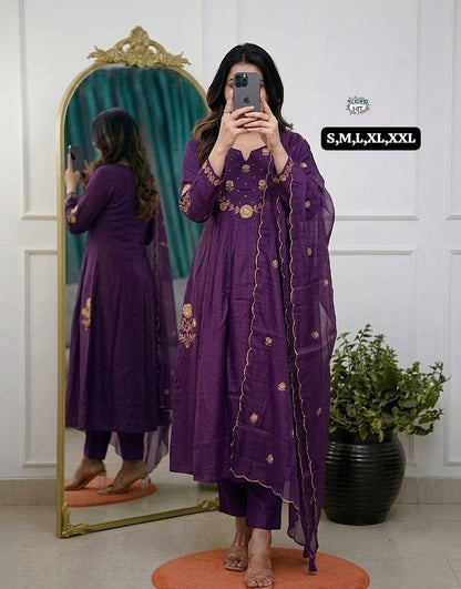 Graceful Chanderi Silk Suit Set With Organza Dupatta