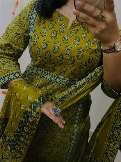 Premium Green Cotton Kurta Set With Mirror Handwork