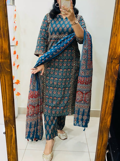 Elegant Blue Printed Cotton Kurta Set With Mirror Handwork