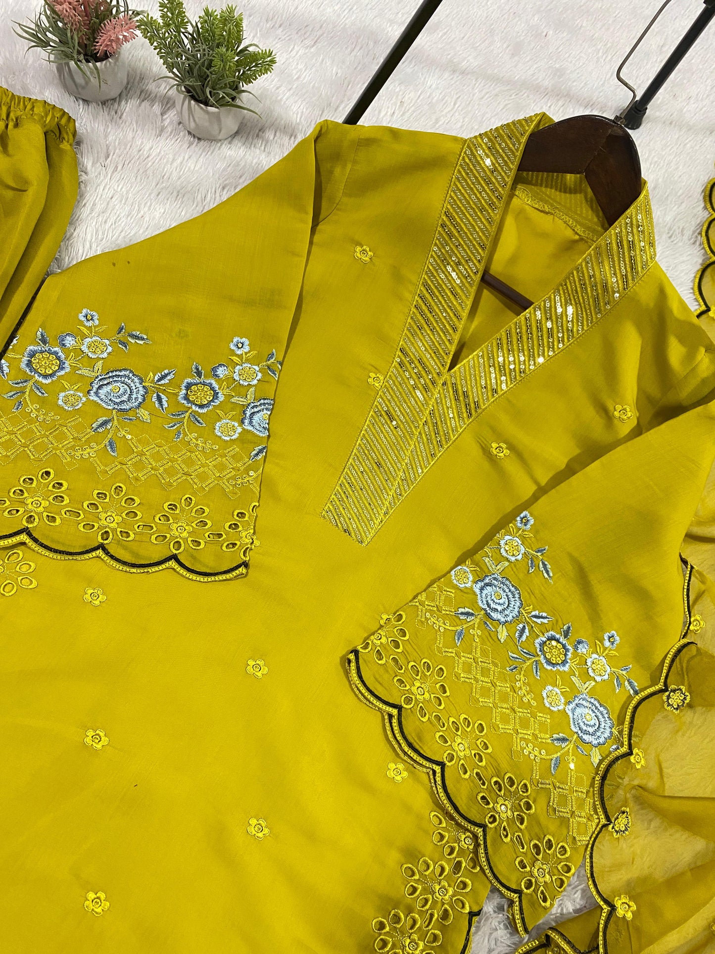 Elegant Embroidered Mal Chanderi Kurta Set